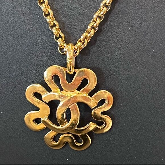 CHANEL Gold Plated Chain Necklace with Iconic Pendant - Picture 2 of 7
